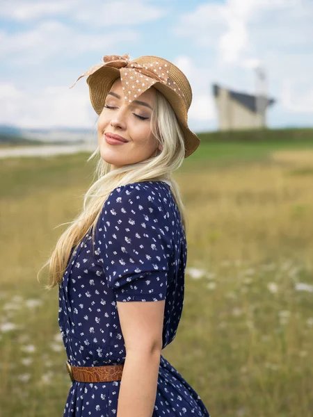 Retrato de mulher loira na natureza — Fotografia de Stock