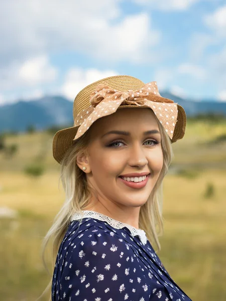 Portret van blonde vrouw in de natuur — Stockfoto