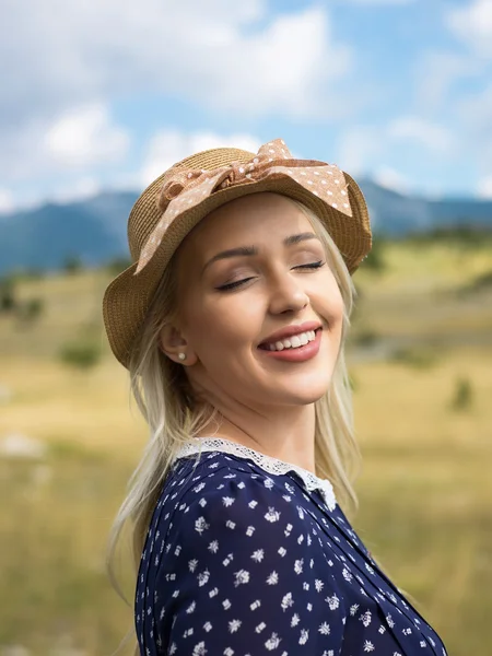 Retrato de moda de jovem bela mulher posando na natureza — Fotografia de Stock