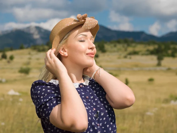Portrét blond ženy v přírodě — Stock fotografie
