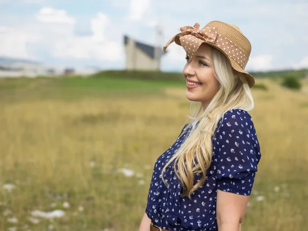 Mode porträtt av ung vacker kvinna poserar i naturen — Stockfoto