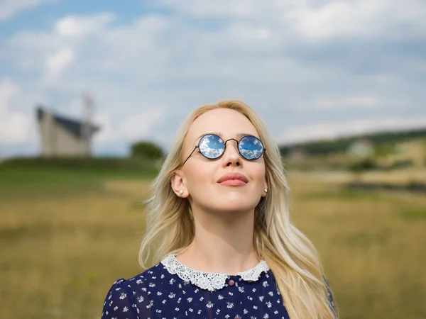 Retrato de moda de jovem bela mulher posando na natureza — Fotografia de Stock