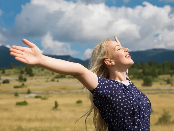 Mode porträtt av ung vacker kvinna poserar i naturen — Stockfoto