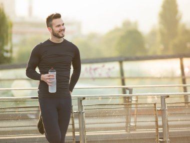 yakışıklı adam içme suyu güneşli bir günde