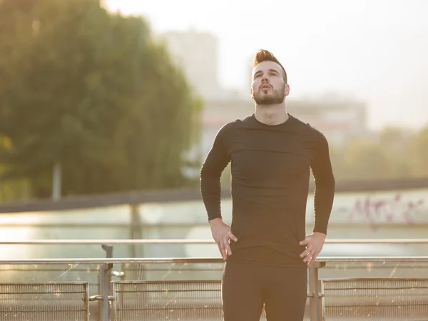 Retrato de corredor masculino en la calle urbana — Foto de Stock