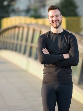 Yakışıklı delikanlı Nehri u yakınlarında set boyunca çalışan