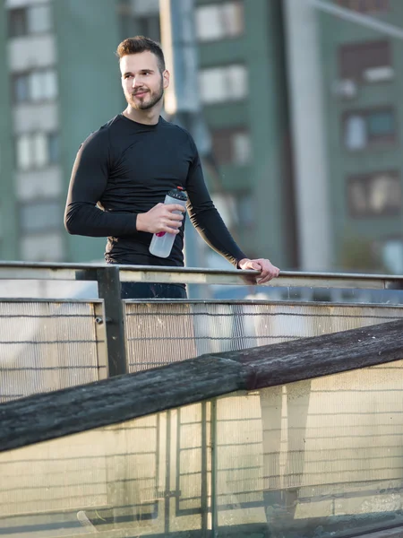 Retrato de corredor masculino na rua urbana — Fotografia de Stock