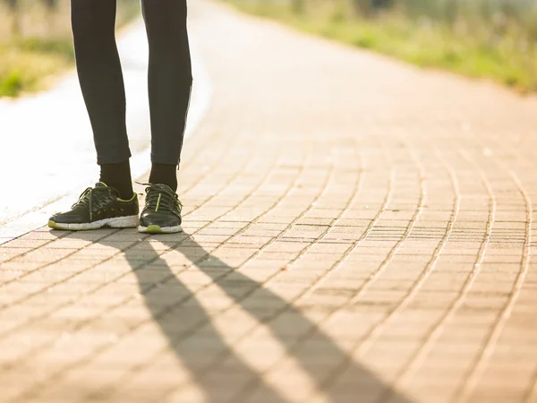 Estilo de vida saludable hombre deportivo atando cordones antes de correr, oro —  Fotos de Stock