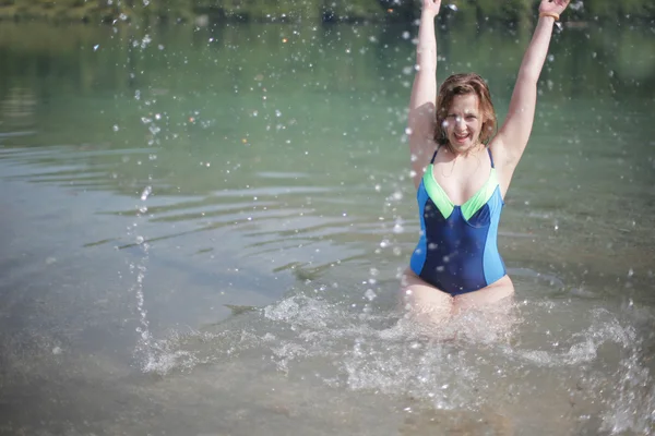 Vacker bikini modell stänkande vatten — Stockfoto