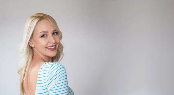 Hermosa joven sexy mujer posando contra una pared blanca — Foto de Stock