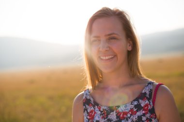 Güzellik romantik kız açık havada. güzel genç model kız dres