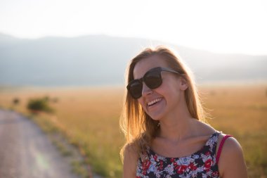 Güzellik romantik kız açık havada. güzel genç model kız dres