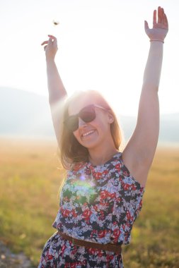 Güzellik romantik kız açık havada. güzel genç model kız dres