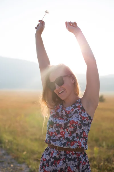 Beleza menina romântica ao ar livre. Linda adolescente modelo menina Dres — Fotografia de Stock