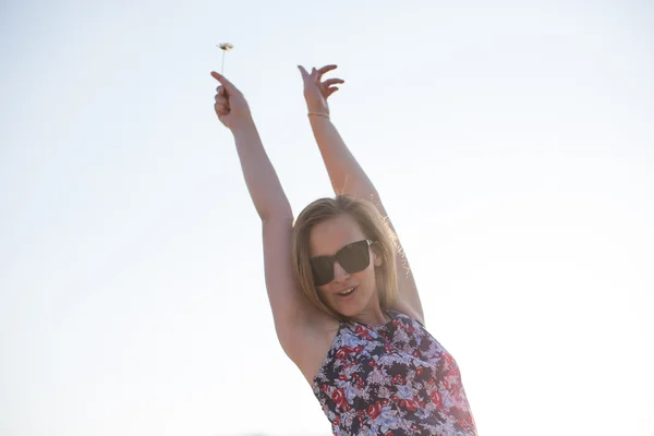 Szczęśliwa kobieta skoki pole przeciw błękitne niebo. Conc wakacje lato — Zdjęcie stockowe