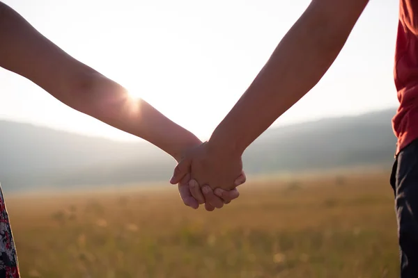 Молода пара закохана ходьба в осінньому парку тримає руки ось — стокове фото