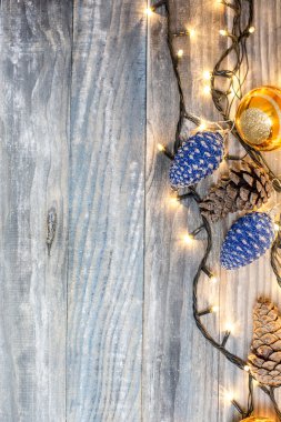 Çam dalları, pinecones ve çilek üzerinde Noel arka plan 