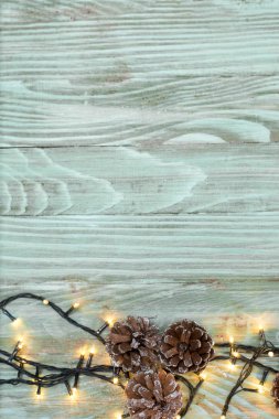 Rustik ahşap tahta kopya ile kar ile Noel köknar ağacı