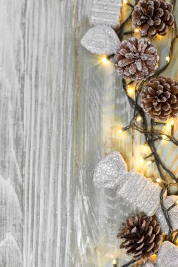 Rustik ahşap tahta kopya ile kar ile Noel köknar ağacı