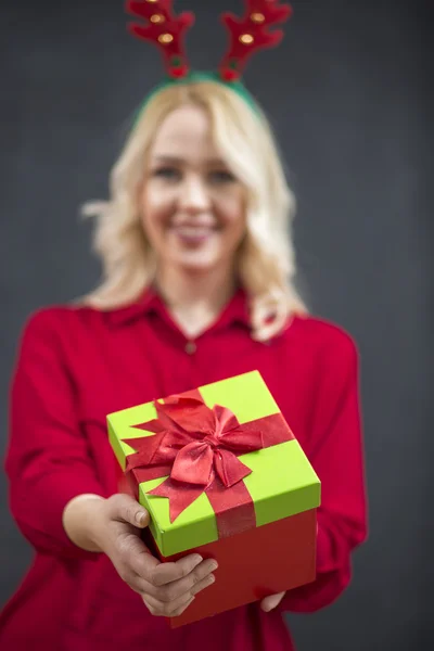 礼品盒享受下降 snowflak 快乐微笑的圣诞老人女孩 — 图库照片