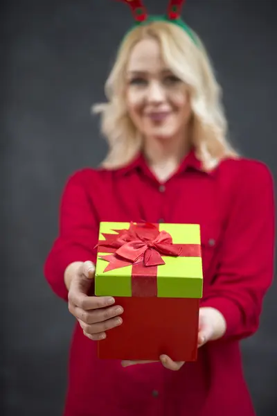 Felice sorridente Santa ragazza con scatola regalo godendo caduta fiocco di neve — Foto Stock