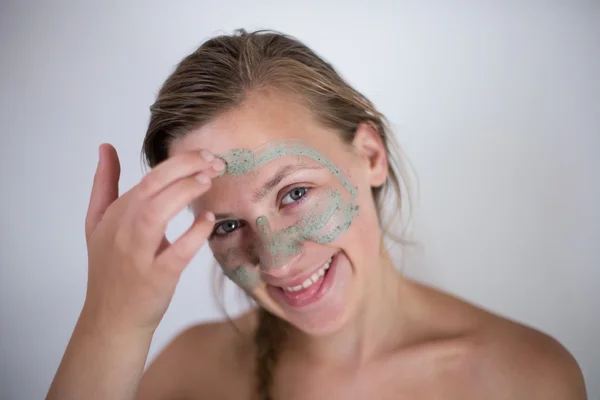 Joven mujer emocional con máscara facial —  Fotos de Stock