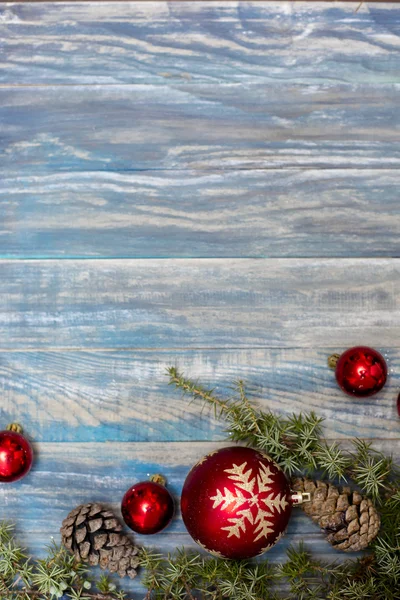 Рождественская елка с декором на темной деревянной доске — стоковое фото