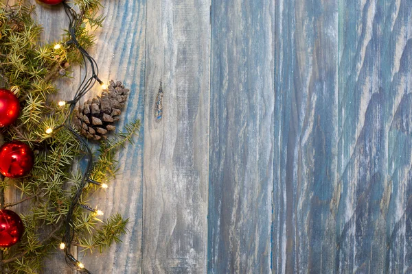 Weihnachtlicher Hintergrund. Dielenholz mit Lichtern und Freitext-Spa — Stockfoto