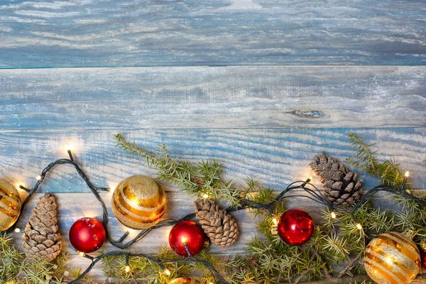 Χριστούγεννα φόντο με κλαδιά έλατου, pinecones και τα μούρα σχετικά με — Φωτογραφία Αρχείου