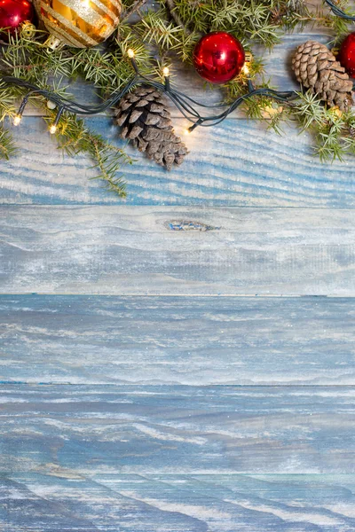 Рождественский фон с еловыми ветвями, шишками и ягодами на — стоковое фото