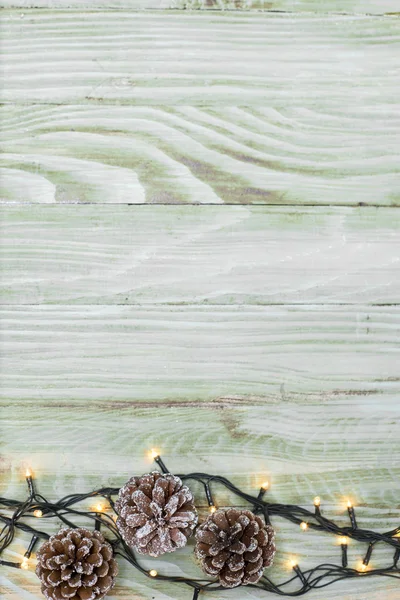 Árvore de abeto de Natal com neve em tábua de madeira rústica com cópia — Fotografia de Stock