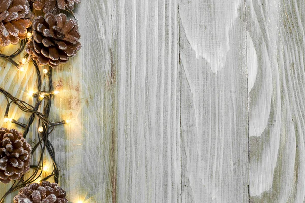 Abeto de Navidad con nieve sobre tabla rústica de madera con copia —  Fotos de Stock