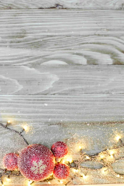 Новорічна ялинка з прикрасою на дерев'яній дошці — стокове фото