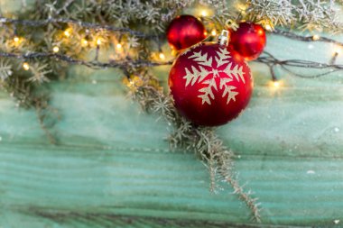 Noel topları rustik arka plan üzerinde yuva