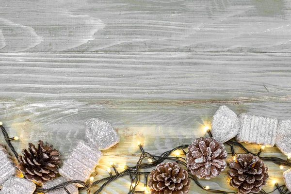 Abeto de Navidad con nieve sobre tabla rústica de madera con copia —  Fotos de Stock