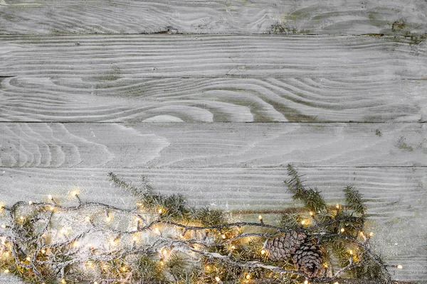 Tannenbaum mit Dekoration auf einem Holzbrett — Stockfoto