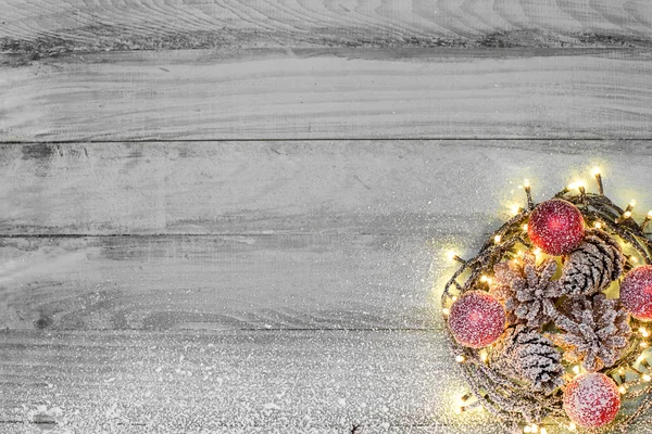 Ninho com bolas de Natal no fundo rústico — Fotografia de Stock