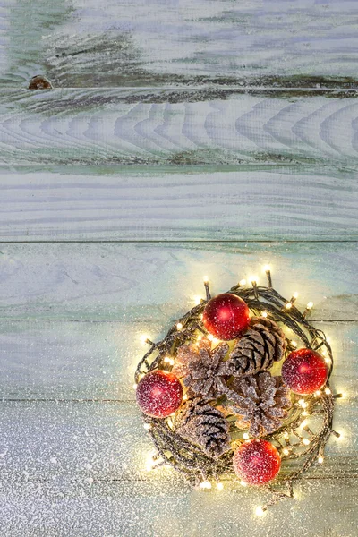 Φωλιά με μπάλες Χριστούγεννα σε ρουστίκ φόντο — Φωτογραφία Αρχείου