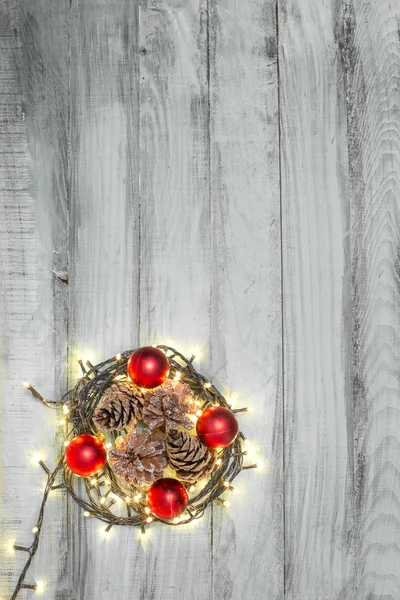 Ninho com bolas de Natal no fundo rústico — Fotografia de Stock