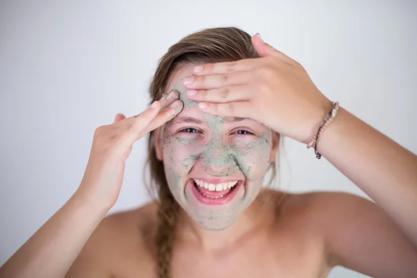 Mulher bonita com máscara facial, tratamento de beleza — Fotografia de Stock