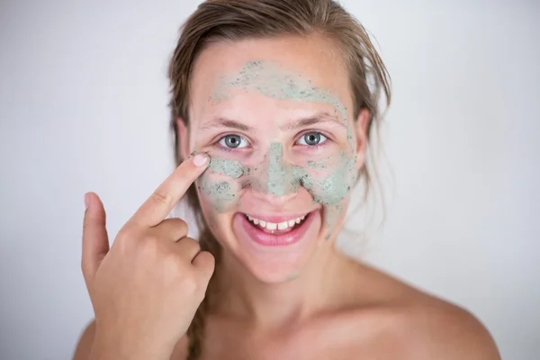 Beautifu toplessl woman with facial mask having her eyes closed. — Stock Photo, Image