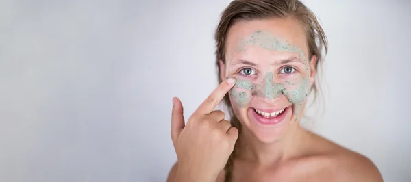 Beautifu toplessl woman with facial mask having her eyes closed. — Stock Photo, Image