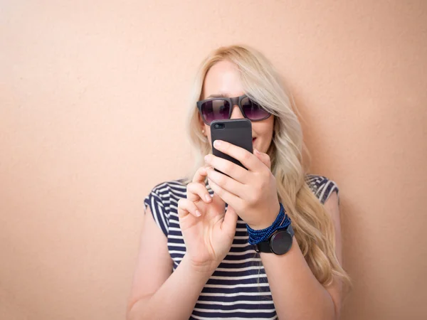 Chica haciendo selfie — Foto de Stock