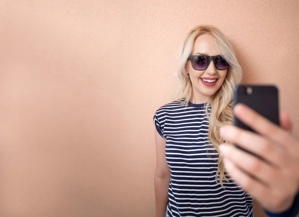 Cute smiling girl making selfie — Stock Photo, Image