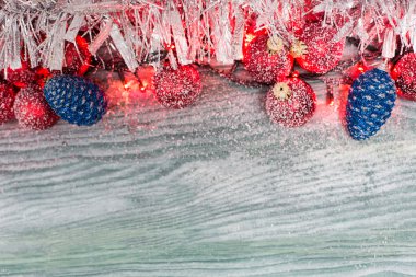 Kar tanesi Noel süsler rustik WHI karşı köknar yeşillikleri ile