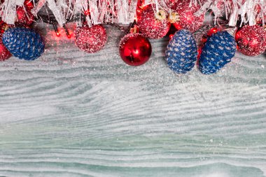 Kar tanesi Noel süsler rustik WHI karşı köknar yeşillikleri ile