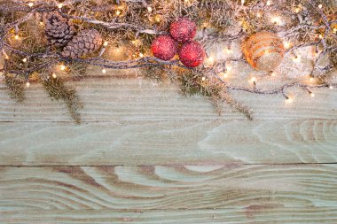 ahşap tahta üzerinde kar yağışı ile Noel köknar ağacı