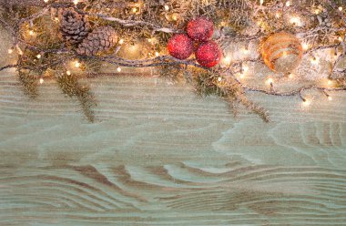 ahşap tahta üzerinde kar yağışı ile Noel köknar ağacı