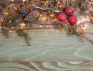 ahşap tahta üzerinde kar yağışı ile Noel köknar ağacı