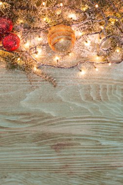 ahşap tahta üzerinde kar yağışı ile Noel köknar ağacı